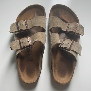 Birkenstock Arizona Sandal in Taupe Suede